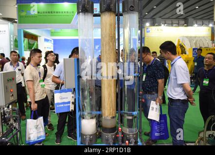 (180626) -- GUANGZHOU, 26. Juni 2018 -- Besucher schauen sich ein Abwasserbehandlungssystem während einer internationalen umweltschutzmesse in Guangzhou, südchinesische Provinz Guangdong, am 26. Juni 2018 an. Mehr als 600 Unternehmen nahmen am Dienstag an der Veranstaltung Teil. )(mcg) CHINA-GUANGZHOU-ENVIRONMENTAL PROTECTION-EXPO (CN) LuxHanxin PUBLICATIONxNOTxINxCHN Stockfoto