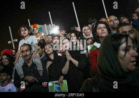 (180627) -- TEHERAN, 27. Juni 2018 -- iranische Fans warten auf die Mitglieder der iranischen Nationalmannschaft vor dem Imam-Khomeini Flughafen in Teheran, Iran, am 27. Juni 2018. ) (SP)IRAN-TEHERAN-FUSSBALL-FIFA-WM-BEGRÜSSUNGSZEREMONIE AHMADXHALABISAZ PUBLICATIONXNOTXINXCHN Stockfoto