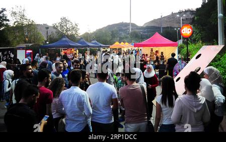 (180628) -- DAMASKUS, 28. Juni 2018 -- am 27. Juni 2018 besuchen die Menschen ein Festival namens Sham Gathers US im Tishreen Park in Damaskus, der Hauptstadt Syriens. Das Festival umfasste über 20 verschiedene Aktivitäten. ) (zcc) SYRIEN-DAMASKUS-FESTIVAL AmmarxSafarjalani PUBLICATIONxNOTxINxCHN Stockfoto