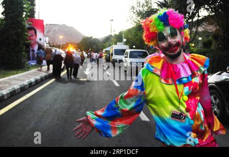 (180628) -- DAMASKUS, 28. Juni 2018 -- Ein Clown begrüßt Menschen während eines Festivals namens Sham sammelt uns im Tishreen Park in Damaskus, Hauptstadt von Syrien, am 27. Juni 2018. Das Festival umfasste über 20 verschiedene Aktivitäten. ) (zcc) SYRIEN-DAMASKUS-FESTIVAL AmmarxSafarjalani PUBLICATIONxNOTxINxCHN Stockfoto