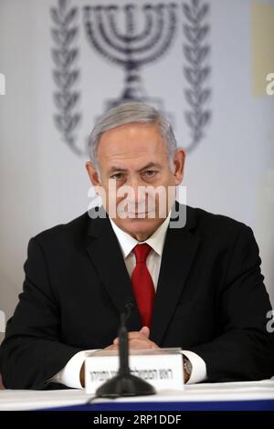 (180627) -- TEL AVIV, 27. Juni 2018 -- der israelische Premierminister Benjamin Netanjahu nimmt am 27. Juni 2018 an einer Pressekonferenz zum polnischen Holocaust-Gesetz in Tel Aviv, Israel, Teil. Der israelische Premierminister Benjamin Netanjahu lobte am Mittwoch die Aufweichung eines umstrittenen polnischen Gesetzes, das die Erwähnung der Komplizenschaft Polens an Nazi-Verbrechen Verbot. ISRAEL-TEL AVIV-PM-POLNISCHES HOLOCAUST-GESETZ JINI/GIDEONXMARKOWICZ PUBLICATIONXNOTXINXCHN Stockfoto