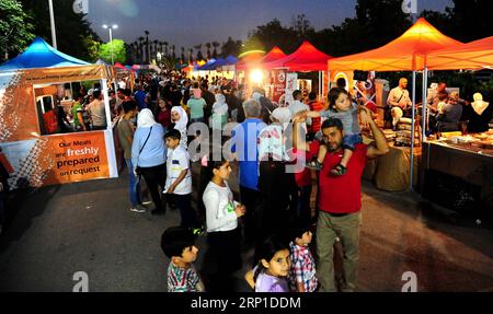 (180628) -- DAMASKUS, 28. Juni 2018 -- am 27. Juni 2018 besuchen die Menschen ein Festival namens Sham Gathers US im Tishreen Park in Damaskus, der Hauptstadt Syriens. Das Festival umfasste über 20 verschiedene Aktivitäten. ) (zcc) SYRIEN-DAMASKUS-FESTIVAL AmmarxSafarjalani PUBLICATIONxNOTxINxCHN Stockfoto