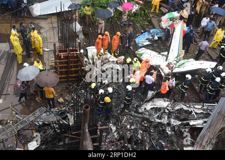 News Bilder des Tages (180628) -- MUMBAI, 28. Juni 2018 -- Foto aufgenommen am 28. Juni 2018 zeigt die allgemeine Ansicht eines Flugzeuges, das auf einer Baustelle in Mumbai, Indien, abgestürzt ist. Mindestens fünf Menschen wurden getötet, nachdem ein Flugzeug, das von einer Regierung gechartert wurde, am Donnerstag in Mumbai in Indien abstürzte, sagte die Polizei. (rh) INDIA-MUMBAI-FLUGZEUG-CRASH Stringer PUBLICATIONxNOTxINxCHN Stockfoto