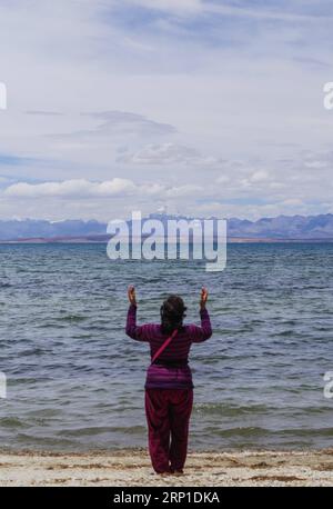 (180628) -- ALI, 28. Juni 2018 -- ein indischer Pilger betet für den Segen am Ufer des Mapam Yumco Lake, einer heiligen hinduistischen und buddhistischen Stätte, in der Präfektur Ali, südwestchinesische Autonome Region Tibet, 26. Juni 2018. In diesem Jahr werden auf dem Nathu-La-Pass etwa 500 offiziell organisierte Pilger aus Indien erwartet, die die 2.874 km lange Pilgerfahrt machen werden, so Yang Zhigang, stellvertretender Direktor des Büros für auswärtige Angelegenheiten und chinesische Angelegenheiten in Xigaze. )(mcg) CHINA-TIBET-ALI-INDISCHE PILGER (CN) LiuxDongjun PUBLICATIONxNOTxINxCHN Stockfoto