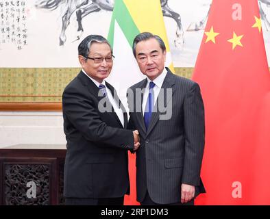 (180628) -- PEKING, 28. Juni 2018 -- der chinesische Staatsrat und Außenminister Wang Yi trifft sich mit U Kyaw Tint Swe, Myanmars Minister für das Büro des Staatsrats, in Peking, der Hauptstadt Chinas, am 28. Juni 2018. ) LB) CHINA-PEKING-MYANMAR-WANG YI-MEETING (CN) ShenxHong PUBLICATIONxNOTxINxCHN Stockfoto