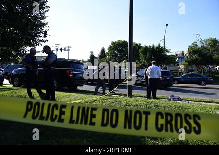 News Bilder des Tages (180628) -- ANNAPOLIS (USA), 28. Juni 2018 -- Polizeibeamte sichern am 28. Juni 2018 in Annapolis, der Hauptstadt des östlichen US-Bundesstaates Maryland, den Schauplatz eines Massenschießens. Fünf Menschen wurden am Donnerstagnachmittag bei einer Massenschießerei auf die lokale Tageszeitung Capital Gazette in Annapolis getötet, sagte die Polizei. US-ANNAPOLIS-ZEITUNGSDREH YangxChenglin PUBLICATIONxNOTxINxCHN Stockfoto