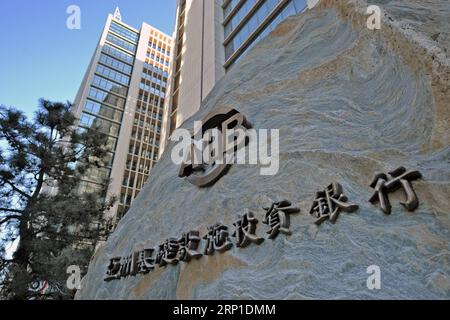 (180628) -- PEKING, 28. Juni 2018 -- Foto aufgenommen am 17. Januar 2016 zeigt das Steindenkmal vor dem Hauptquartier der Asian Infrastructure Investment Bank (AIIB) in der Innenstadt von Peking, der Hauptstadt Chinas. (ZU DEN Schlagzeilen von Xinhua: Chinas WTO-Beitritt ein Vorteil für die Welt ) (LB) Xinhua-Schlagzeilen: Chinas WTO-Beitritt ein Vorteil für die Welt LixXin PUBLICATIONxNOTxINxCHN Stockfoto