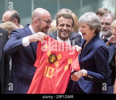 News Bilder des Tages (180628) -- BRÜSSEL, 28. Juni 2018 -- der belgische Premierminister Charles Michel (L) bietet der britischen Premierministerin Theresa May (R) ein Trikot der belgischen Fußballnationalmannschaft an, während Frankreichs Präsident Emmanuel Macron (C) am ersten Tag eines zweitägigen EU-GIPFELS in Brüssel, Belgien, DEN 28. Juni 2018, anschaut.)(yg) BELGIEN-BRÜSSEL-EU-GIPFEL ThierryxMonass PUBLICATIONxNOTxINxCHN Stockfoto