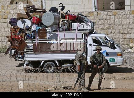 (180628) -- BEIRUT, 28. Juni 2018 -- syrische Flüchtlinge verpacken und laden ihre Familiengegenstände mit Hilfe libanesischer Sicherheitskräfte am 28. Juni 2018 im libanesischen Dorf Arsal. Mehr als 400 syrische Flüchtlinge haben von der syrischen Behörde die Erlaubnis, ihre Heimat von Arsal nach Qalamoun im westlichen Damaskus ZURÜCKZUBRINGEN.)(yg) LEBANON-ARSAL-SYRIA-REFUGEES-RETURN-HOME BilalxJawich PUBLICATIONxNOTxINxCHN Stockfoto