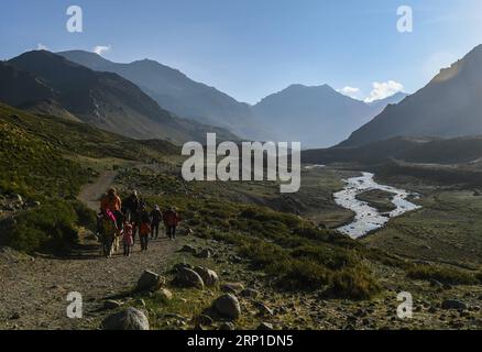 (180628) -- ALI, 28. Juni 2018 -- indische Pilger pilgern zum Mount Kangrinboqe, einer heiligen hinduistischen und buddhistischen Stätte, in der Präfektur Ali, der autonomen Region Tibet im Südwesten Chinas, am 26. Juni 2018. In diesem Jahr werden auf dem Nathu-La-Pass etwa 500 offiziell organisierte Pilger aus Indien erwartet, die die 2.874 km lange Pilgerfahrt machen werden, so Yang Zhigang, stellvertretender Direktor des Büros für auswärtige Angelegenheiten und chinesische Angelegenheiten in Xigaze. )(mcg) CHINA-TIBET-ALI-INDISCHE PILGER (CN) LiuxDongjun PUBLICATIONxNOTxINxCHN Stockfoto