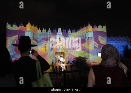 (180628) -- JERUSALEM, 28. Juni 2018 -- Menschen sehen Bilder, die auf das Damaskustor der Altstadt von Jerusalem während des Jerusalem-Lichtfestivals 2018 am 28. Juni 2018 projiziert werden. ) MIDEAST-JERUSALEM-OLD CITY-LIGHT FESTIVAL MUAMMARXAWAD PUBLICATIONXNOTXINXCHN Stockfoto