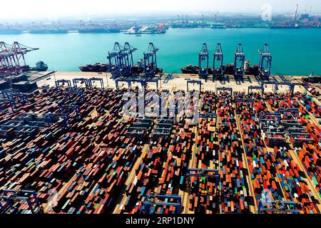 (180628) -- PEKING, 28. Juni 2018 -- Luftaufnahme vom 4. Mai 2018 zeigt das Qianwan Container Terminal in Qingdao, der ostchinesischen Provinz Shandong.(MIT Xinhua Schlagzeilen: Chinas WTO-Eintrag ein Vorteil für die Welt ) ) (LB) Xinhua Schlagzeilen: Chinas WTO-Beitritt ein Vorteil für die Welt GuoxXulei PUBLICATIONxNOTxINxCHN Stockfoto