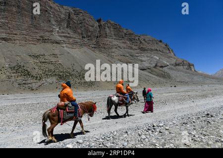 (180628) -- ALI, 28. Juni 2018 -- indische Pilger pilgern zum Mount Kangrinboqe, einer heiligen hinduistischen und buddhistischen Stätte, in der Präfektur Ali, der autonomen Region Tibet im Südwesten Chinas, am 24. Juni 2018. In diesem Jahr werden auf dem Nathu-La-Pass etwa 500 offiziell organisierte Pilger aus Indien erwartet, die die 2.874 km lange Pilgerfahrt machen werden, so Yang Zhigang, stellvertretender Direktor des Büros für auswärtige Angelegenheiten und chinesische Angelegenheiten in Xigaze. )(mcg) CHINA-TIBET-ALI-INDISCHE PILGER (CN) LiuxDongjun PUBLICATIONxNOTxINxCHN Stockfoto