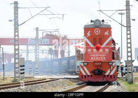 (180628) -- PEKING, 28. Juni 2018 -- Ein Güterzug, Der mit importierten fertigen Fahrzeugen beladen ist, kommt am 13. Juni 2018 an einem Eisenbahncontainer-Terminal in Xi an in der nordwestchinesischen Provinz Shaanxi an. (ZU DEN Schlagzeilen von Xinhua: Chinas WTO-Beitritt ein Vorteil für die Welt ) (LB) Xinhua-Schlagzeilen: Chinas WTO-Beitritt ein Vorteil für die Welt LixYibo PUBLICATIONxNOTxINxCHN Stockfoto