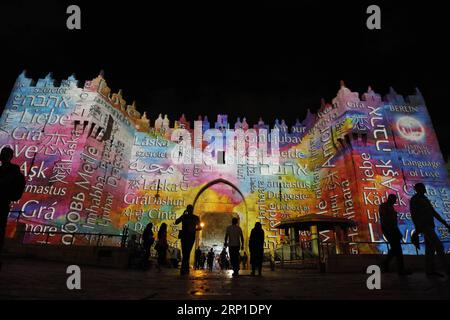 (180628) -- JERUSALEM, 28. Juni 2018 -- Menschen sehen Bilder, die auf das Damaskustor der Altstadt von Jerusalem während des Jerusalem-Lichtfestivals 2018 am 28. Juni 2018 projiziert werden. ) MIDEAST-JERUSALEM-OLD CITY-LIGHT FESTIVAL MUAMMARXAWAD PUBLICATIONXNOTXINXCHN Stockfoto