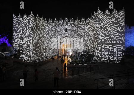 News Bilder des Tages (180628) -- JERUSALEM, 28. Juni 2018 -- Menschen sehen Bilder, die auf das Damaszentor der Altstadt von Jerusalem während des Jerusalemer Lichtfestivals 2018 am 28. Juni 2018 projiziert werden. ) MIDEAST-JERUSALEM-OLD CITY-LIGHT FESTIVAL MUAMMARXAWAD PUBLICATIONXNOTXINXCHN Stockfoto