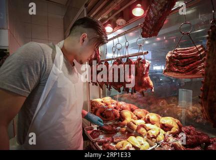 (180629) -- VANCOUVER, 29. Juni 2018 -- Anson Leung arbeitet im HK BBQ Master Restaurant im Vancouver Vorort Richmond, Kanada, 28. Juni 2018. ZU DIESEM Feature: Junger Grillmeister führt chinesisches Familienunternehmen in Vancouver durch ( zjl) KANADA-VANCOUVER-CHINESISCHES BARBECUE-RESTAURANT LiangxSen PUBLICATIONxNOTxINxCHN Stockfoto