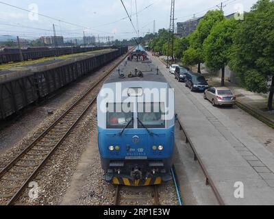 (180629) -- HUAIHUA, 29. Juni 2018 -- der erste Güterzug von Huaihua in der zentralchinesischen Provinz Hunan nach Minsk von Belarus wird vor der Abfahrt am 29. Juni 2018 an einem Bahnhof in Huaihua gesehen. Sie wird in etwa 15 Tagen in Minsk ankommen. )(mcg) CHINA-HUNAN-HUAIHUA-MINSK-GÜTERZUG (CN) XuexYuge PUBLICATIONxNOTxINxCHN Stockfoto