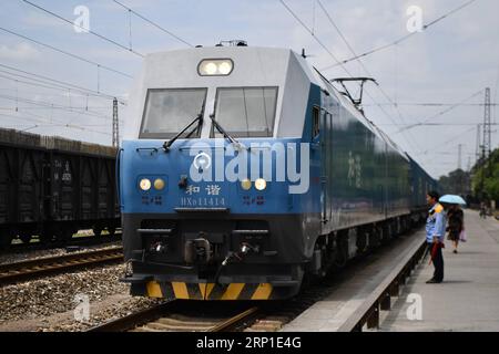 (180629) -- HUAIHUA, 29. Juni 2018 -- der erste Güterzug von Huaihua in der zentralchinesischen Provinz Hunan nach Minsk von Belarus fährt am 29. Juni 2018 von einem Bahnhof in Huaihua ab. Sie wird in etwa 15 Tagen in Minsk ankommen. )(mcg) CHINA-HUNAN-HUAIHUA-MINSK-GÜTERZUG (CN) XuexYuge PUBLICATIONxNOTxINxCHN Stockfoto