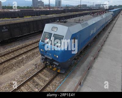 (180629) -- HUAIHUA, 29. Juni 2018 -- der erste Güterzug von Huaihua in der zentralchinesischen Provinz Hunan nach Minsk von Belarus wird vor der Abfahrt am 29. Juni 2018 an einem Bahnhof in Huaihua gesehen. Sie wird in etwa 15 Tagen in Minsk ankommen. )(mcg) CHINA-HUNAN-HUAIHUA-MINSK-GÜTERZUG (CN) XuexYuge PUBLICATIONxNOTxINxCHN Stockfoto