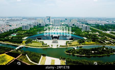 (180629) -- JINAN, 29. Juni 2018 -- Luftaufnahme, aufgenommen am 24. Juni 2018, zeigt die Landschaft des Bezirks Kenli in Dongying, der ostchinesischen Provinz Shandong. Der Yellow River, der zweitlängste Fluss Chinas, entspringt auf dem Qinghai-Tibet-Plateau und mündet von Dongying City in das Bohai-Meer. Die Stadt hat Anstrengungen unternommen, um die ökologische Zivilisation zu fördern und den Bau von Feuchtgebieten zu beschleunigen. )(mcg) CHINA-SHANDONG-DONGYING-AERIAL VIEW (CN) WuxGang PUBLICATIONxNOTxINxCHN Stockfoto