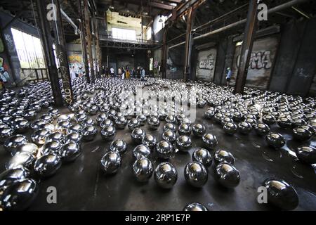 (180629) -- NEW YORK, 29. Juni 2018 -- Foto aufgenommen am 29. Juni 2018 zeigt eine Vorschau auf die ortsspezifische Installation des japanischen Künstlers Yayoi Kusama von Narcissus Garden im Gateway National Recreation Area in Fort Tilden in New York, USA. Der Narcissus Garden von Yayoi Kusama, der aus 1.500 Spiegelkugeln aus Edelstahl besteht, wird ab dem 1. Juli auf einem ehemaligen US-Militärstützpunkt in New York für die Öffentlichkeit zugänglich sein. ) U.S.-NEW YORK-YAYOI KUSAMA-INSTALLATION ART-NARCISSUS GARDEN WANGXYING PUBLICATIONXNOTXINXCHN Stockfoto