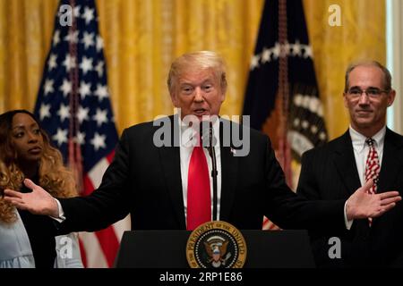 (180629) -- WASHINGTON, 29. Juni 2018 -- US-Präsident Donald Trump (C) äußert sich am 29. Juni 2018 zum Tax Cuts and Jobs Act im Weißen Haus in Washington D.C. in den Vereinigten Staaten. ) US-WASHINGTON D.C.-TRUMP-TAX-REMARKS TINGXSHEN PUBLICATIONXNOTXINXCHN Stockfoto