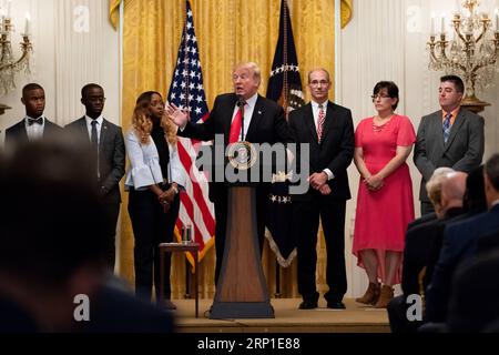 (180629) -- WASHINGTON, 29. Juni 2018 -- US-Präsident Donald Trump (C) äußert sich am 29. Juni 2018 zum Tax Cuts and Jobs Act im Weißen Haus in Washington D.C. in den Vereinigten Staaten. ) US-WASHINGTON D.C.-TRUMP-TAX-REMARKS TINGXSHEN PUBLICATIONXNOTXINXCHN Stockfoto
