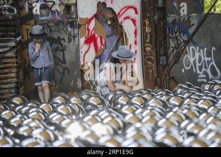 (180629) -- NEW YORK, 29. Juni 2018 -- die Leute besuchen eine Medienvorschau von Yayoi Kusamas ortsspezifischer Installation von Narcissus Garden im Gateway National Recreation Area in Fort Tilden, New York, USA, 29. Juni 2018. Der Narcissus Garden von Yayoi Kusama, der aus 1.500 Spiegelkugeln aus Edelstahl besteht, wird ab dem 1. Juli auf einem ehemaligen US-Militärstützpunkt in New York für die Öffentlichkeit zugänglich sein. ) U.S.-NEW YORK-YAYOI KUSAMA-INSTALLATION ART-NARCISSUS GARDEN WANGXYING PUBLICATIONXNOTXINXCHN Stockfoto