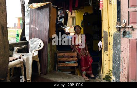 (180630) -- MUMBAI, 30. Juni 2018 -- eine ältere sitzt in ihrem Haus in Worli Koliwada, einem Fischerdorf in Mumbai, Indien, 28. Juni 2018. ) (zcc) INDIEN-MUMBAI-WORLI KOLIWADA-DAILY LIFE ZhangxNaijie PUBLICATIONxNOTxINxCHN Stockfoto