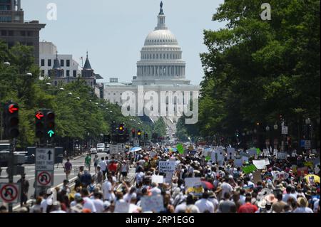 News-Bilder des Tages (180630) -- WASHINGTON, 30. Juni 2018 -- Menschen protestieren am 30. Juni 2018 gegen die Einwanderungspolitik der Trump-Regierung in der Nähe des Kapitols in Washington D.C., USA. Zehntausende Amerikaner marschierten und versammelten sich in den Vereinigten Staaten, um gegen die Null-Toleranz-Einwanderungspolitik der Trump-Regierung zu protestieren, die dazu führte, dass mehr als 2.000 Kinder von ihren Familien getrennt waren, die illegal die Grenze überquerten. ) U.S.-WASHINGTON D.C.-IMMIGRATIONSPOLITIK-PROTEST YANGXCHENGLIN PUBLICATIONXNOTXINXCHN Stockfoto