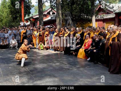 (180701) -- ZHENGZHOU, 1. Juli 2018 -- Ein Mönch führt Kampfkünste im Shaolin-Tempel auf dem Mount Songshan in der zentralchinesischen Provinz Henan am 1. Juli 2018 durch. Über 200 Kungfu-Enthusiasten aus Amerika machten einen Ausflug zum Shaolin-Tempel und führten Kampfkünste mit lokalen Mönchen durch. ) (LB) CHINA-HENAN-AMERICAN KUNGFU ENTHUSIASTEN-LEISTUNG (CN) LixAn PUBLICATIONxNOTxINxCHN Stockfoto