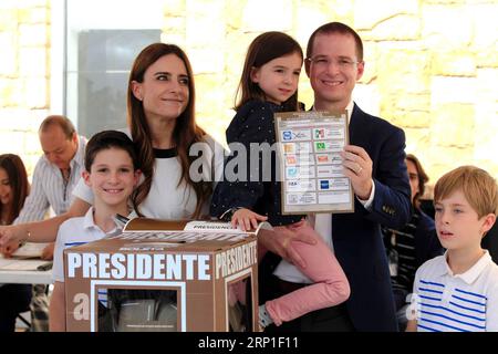 (180701) -- QUERETARO (MEXIKO), 1. Juli 2018 -- Ricardo Anaya (2. R), Präsidentschaftskandidat der Nationalen Aktionspartei, tritt bei den Präsidentschaftswahlen am 1. Juli 2018 in Queretaro (Mexiko) mit seiner Familie an. Die mexikanischen Wahlbehörden gaben am Sonntag grünes Licht für das Land, die größten Präsidentschaftswahlen in seiner Geschichte mit über 89 Millionen Wahlberechtigten zu beginnen. STR) (ce) MEXIKO-QUERETARO-PRÄSIDENTENWAHL e Str PUBLICATIONxNOTxINxCHN Stockfoto