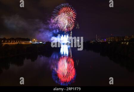 (180702) -- ZAGREB, 2. Juli 2018 -- Feuerwerk erleuchtet den Himmel während des 18. Internationalen Feuerwerkfestivals am Bundek-See in Zagreb, Kroatien, am 1. Juli 2018. ) (Jmmn) CROATIA-ZAGREB-FIREWORKS SandraxSimunovic PUBLICATIONxNOTxINxCHN Stockfoto
