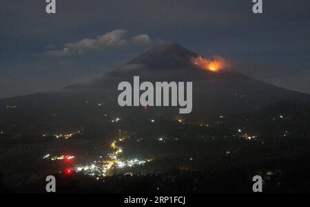 (180703) -- BALI, 3. Juli 2018 -- Foto vom 2. Juli 2018 zeigt den ausbrechenden Berg Agung im Dorf Lempuyangan in Karangasem, Bali von Indonesien. Der Vulkan Mount Agung brach am Montagabend aus und schleuderte Lava an seinen Hängen hinunter.) (srb) INDONESIEN-BALI-MOUNT AGUNG-ERUPTION MonstarxSimanjuntak PUBLICATIONxNOTxINxCHN Stockfoto