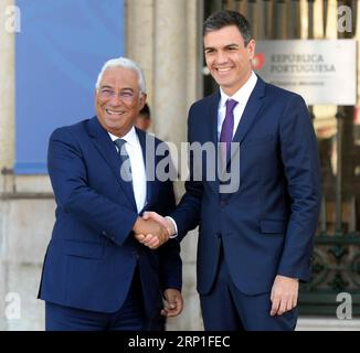 (180703) -- LISSABON, 3. Juli 2018 -- der portugiesische Premierminister Antonio Costa (L) trifft sich mit dem spanischen Premierminister Pedro Sanchez in Lissabon, der Hauptstadt Portugals, am 2. Juli 2018. ) (gj) PORTUGAL-LISSABON-SPANIEN-PM-MEETINGS ZhangxLiyun PUBLICATIONxNOTxINxCHN Stockfoto
