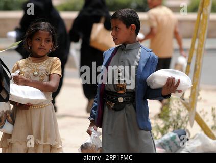 (180704) -- SANAA, 4. Juli 2018 -- Binnenvertriebene Kinder aus der Seehafenstadt Hodeidah, die außerhalb offizieller Vertriebenenheime leben, kehren nach einem kostenlosen Mittagessen in Sanaa, Jemen, am 3. Juli 2018 nach Hause zurück. Bewaffnete Auseinandersetzungen zwischen den jemenitischen Regierungstruppen und der vom Iran unterstützten schiitischen Huthi-Gruppe zwangen Tausende von Menschen, ihre Häuser in der strategischen Hafenstadt Hodeidah zu verlassen, da es ihnen an grundlegenden Notwendigkeiten wie Nahrung, Kleidung und Wasser fehlte. ) (srb) JEMEN-SANAA-DISPLACED PEOPLE MohammedxMohammed PUBLICATIONxNOTxINxCHN Stockfoto