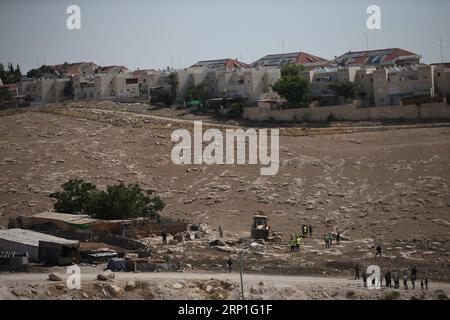 (180704) -- RAMALLAH, 4. Juli 2018 -- israelischer Bulldozer zerstört palästinensische Häuser in der Beduinengemeinschaft Abu nwar am Stadtrand von Jerusalem, zwischen der Westjordstadt Ramallah und Ostjerusalem, am 4. Juli 2018. ) (wtc) MIDEAST-RAMALLAH-JERUSALEM-ABRISSHÄUSER FadixArouri PUBLICATIONxNOTxINxCHN Stockfoto