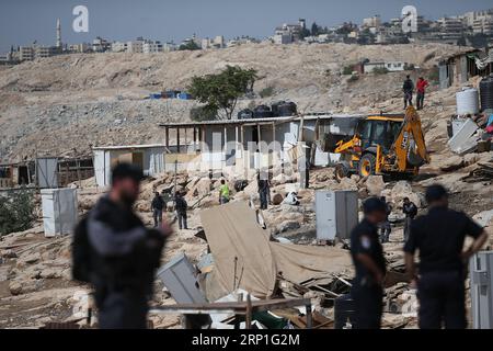 (180704) -- RAMALLAH, 4. Juli 2018 -- israelischer Bulldozer zerstört palästinensische Häuser in der Beduinengemeinschaft Abu nwar am Stadtrand von Jerusalem, zwischen der Westjordstadt Ramallah und Ostjerusalem, am 4. Juli 2018. ) (wtc) MIDEAST-RAMALLAH-JERUSALEM-DEMPLISHED-HOUSES FadixArouri PUBLICATIONxNOTxINxCHN Stockfoto