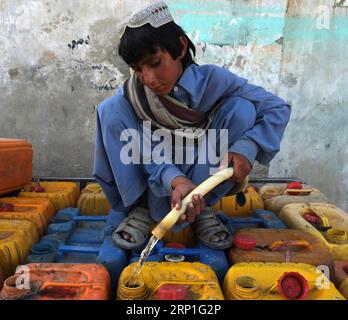 (180704) -- KANDAHAR, 4. Juli 2018 -- ein afghanisches Kind bekommt Wasser von einer öffentlichen Wasserpumpe in der Stadt Kandahar, Hauptstadt der Provinz Kandahar, Süd-Afghanistan, 3. Juli 2018. Sanaullah Seiam)(gj) AFGHANISTAN-KANDAHAR-WASSERKNAPPHEIT XinhuaxKabul PUBLICATIONxNOTxINxCHN Stockfoto