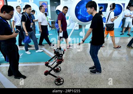 (180704) -- PEKING, 4. Juli 2018 -- Ein Techniker demonstriert einen Roboter während Baidu Create 2018 im China National Convention Center in Peking, Hauptstadt von China, 4. Juli 2018. Baidu Create 2018, die jährliche KI-Entwicklerkonferenz des chinesischen Tech-Giganten, die auf der Nasdaq-Liste steht, wurde hier am Mittwoch eröffnet. ) LB) CHINA-BEIJING-BAIDU-AI-CONFERENCE (CN) LixXin PUBLICATIONxNOTxINxCHN Stockfoto