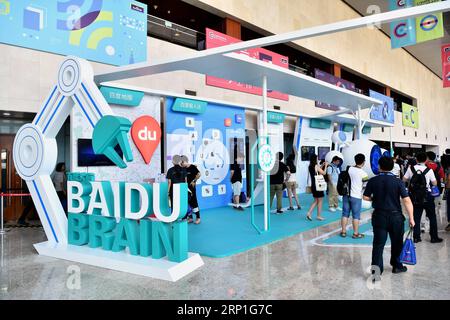 (180704) -- PEKING, 4. Juli 2018 -- Menschen besuchen den Baidu Gehirnpavillon während Baidu Create 2018 im China National Convention Center in Peking, Hauptstadt von China, 4. Juli 2018. Baidu Create 2018, die jährliche KI-Entwicklerkonferenz des chinesischen Tech-Giganten, die auf der Nasdaq-Liste steht, wurde hier am Mittwoch eröffnet. ) LB) CHINA-BEIJING-BAIDU-AI-CONFERENCE (CN) LixXin PUBLICATIONxNOTxINxCHN Stockfoto