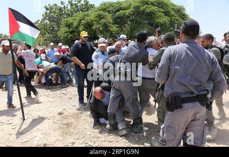 (180704) -- JERUSALEM, 4. Juli 2018 -- israelische Sicherheitskräfte treffen am 4. Juli 2018 auf Demonstranten, die gegen den Abriss des Beduinendorfes Khan al-Ahmar in Ostjerusalem protestieren. Am 24. Mai entschied der israelische Oberste Gerichtshof, das Beduinendorf Khan al-Ahmar in Ostjerusalem zu zerstören, wo 200 Häuser und Gemeindestrukturen abgerissen werden sollen. MIDEAST-OST-JERUSALEM-BEDUINEN DORF-PROTEST MUAMMARXAWAD PUBLICATIONXNOTXINXCHN Stockfoto