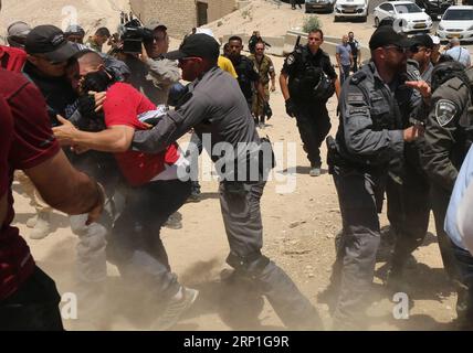 (180704) -- JERUSALEM, 4. Juli 2018 -- israelische Sicherheitskräfte treffen am 4. Juli 2018 auf Demonstranten, die gegen den Abriss des Beduinendorfes Khan al-Ahmar in Ostjerusalem protestieren. Am 24. Mai entschied der israelische Oberste Gerichtshof, das Beduinendorf Khan al-Ahmar in Ostjerusalem zu zerstören, wo 200 Häuser und Gemeindestrukturen abgerissen werden sollen. MIDEAST-OST-JERUSALEM-BEDUINEN DORF-PROTEST MUAMMARXAWAD PUBLICATIONXNOTXINXCHN Stockfoto