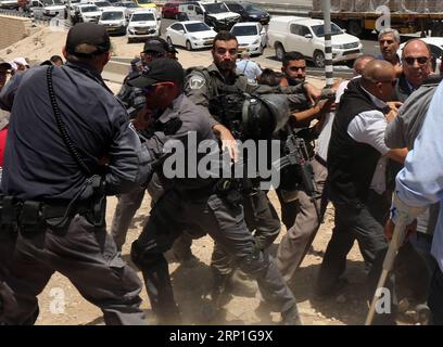 (180704) -- JERUSALEM, 4. Juli 2018 -- israelische Sicherheitskräfte treffen am 4. Juli 2018 auf Demonstranten, die gegen den Abriss des Beduinendorfes Khan al-Ahmar in Ostjerusalem protestieren. Am 24. Mai entschied der israelische Oberste Gerichtshof, das Beduinendorf Khan al-Ahmar in Ostjerusalem zu zerstören, wo 200 Häuser und Gemeindestrukturen abgerissen werden sollen. MIDEAST-OST-JERUSALEM-BEDUINEN DORF-PROTEST MUAMMARXAWAD PUBLICATIONXNOTXINXCHN Stockfoto