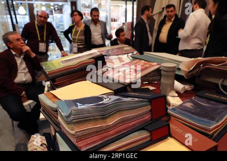 (180705) -- PEKING, 5. Juli 2018 () -- auf der Heimtextil, der weltweit größten internationalen Fachmesse für Heim- und Vertragstextilien, in Frankfurt, Deutschland, am 11. Januar 2018, besuchen Menschen einen chinesischen Textilstand. MIT Schlagzeilen: China muss eine stärkere Botschaft für den freien Handel aussenden, wenn Premier Li Europa besucht. (/Luo Huanhuan) (nxl) Schlagzeilen: China will eine stärkere Botschaft für den freien Handel aussenden, da Premierminister Li Europa Xinhua PUBLICATIONxNOTxINxCHN besucht Stockfoto