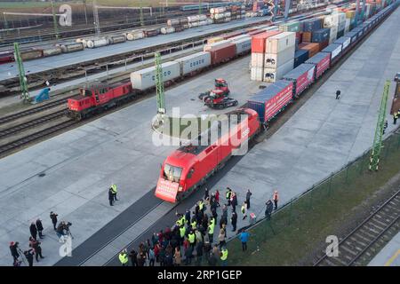 (180705) -- PEKING, 5. Juli 2018 () -- Foto aufgenommen am 27. November 2017, zeigt den Xiang ou Express Budapest-Changsha hin- und Rückfrachtzug in Budapest, Ungarn. MIT Schlagzeilen: China muss eine stärkere Botschaft für den freien Handel aussenden, wenn Premier Li Europa besucht. (/Attila Volgyi) (nxl) Schlagzeilen: China will eine stärkere Botschaft für den freien Handel aussenden, da Premierminister Li Europa Xinhua PUBLICATIONxNOTxINxCHN besucht Stockfoto