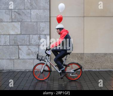 (180705) -- PEKING, 5. Juli 2018 () -- Ein Mann reitet am 21. November 2017 Ein Fahrrad der chinesischen Bike-Sharing-Firma Mobike in Berlin. MIT Schlagzeilen: China muss eine stärkere Botschaft für den freien Handel aussenden, wenn Premier Li Europa besucht. (/Shan Yuqi) (nxl) Schlagzeilen: China will eine stärkere Botschaft für den freien Handel übermitteln, da Premierminister Li Europa Xinhua PUBLICATIONxNOTxINxCHN besucht Stockfoto