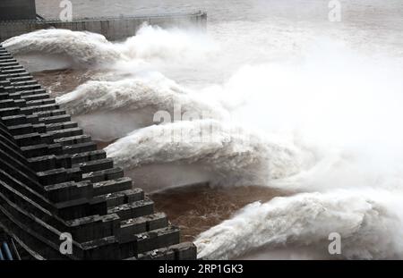 (180705) -- YICHANG, 5. Juli 2018 -- Foto vom 5. Juli 2018 zeigt Wassereinleitungen aus dem Three Gorges Dam, einem gigantischen Wasserkraftprojekt am Yangtze-Fluss in der zentralchinesischen Provinz Hubei. Am 5. Juli, um 8 Uhr morgens, wurde das Reservoir mit einem Zufluss von 51.000 Kubikmetern pro Sekunde und einem Abfluss von 40.000 Kubikmetern pro Sekunde konfrontiert. Die erste Flut des Jangtse in diesem Jahr hat sich an seinem Oberlauf gebildet. )(mcg) CHINA-YANGTZE-FLUT (CN) WangxShen PUBLICATIONxNOTxINxCHN Stockfoto