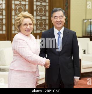 (180705) -- PEKING, 5. Juli 2018 -- Wang Yang (R), Vorsitzender des Nationalen Komitees der Politischen Konsultativkonferenz des chinesischen Volkes (CPPCC), trifft sich mit der Vorsitzenden des Rates der Russischen Föderation, Valentina Matviyenko, in der Großen Halle des Volkes in Peking, Hauptstadt Chinas, am 5. Juli 2018.) (SXK) CHINA-PEKING-WANG YANG-RUSSLAND-FÖDERATIONSRAT REDNERTREFFEN (CN) HUANGXJINGWEN PUBLICATIONXNOTXINXCHN Stockfoto